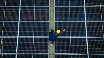 Homme qui vérifie un panneau solaire