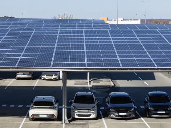 Parking avec des ombrières solaires