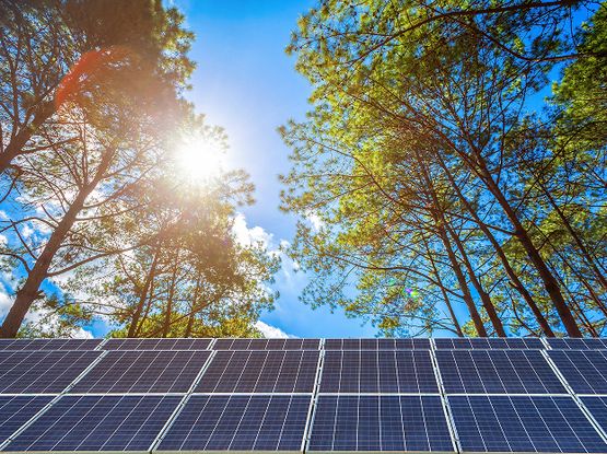 Parking avec des ombrières solaires