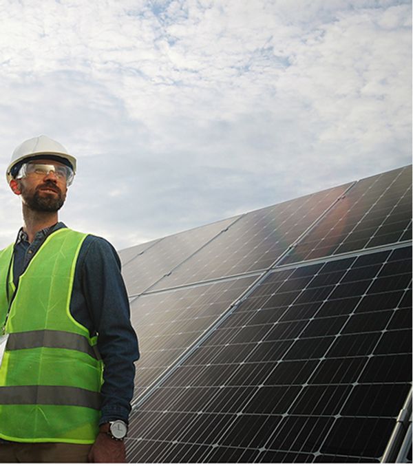 Homme près d'un panneau solaire