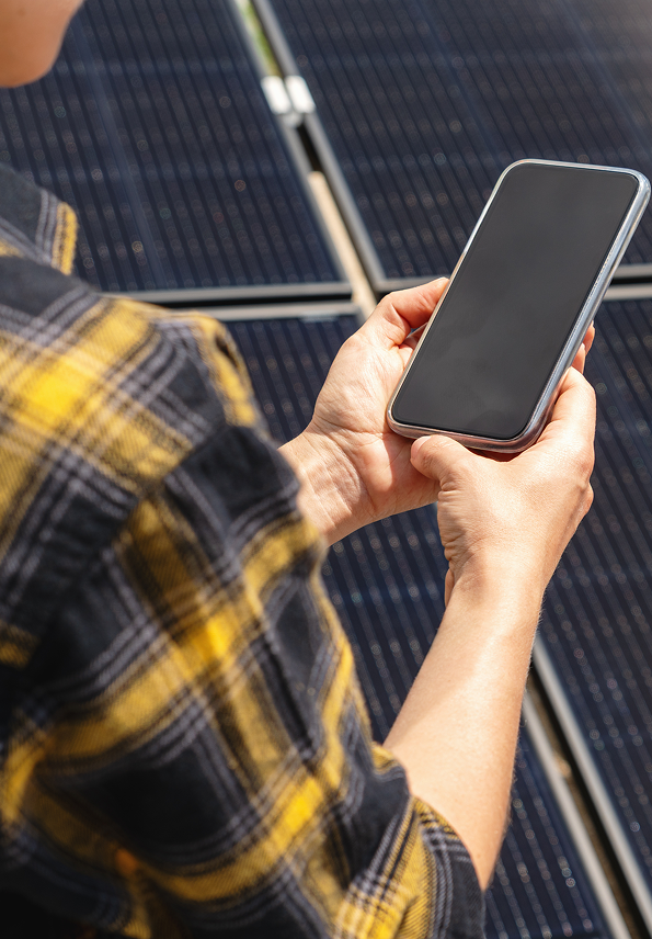 Homme regardant son téléphone