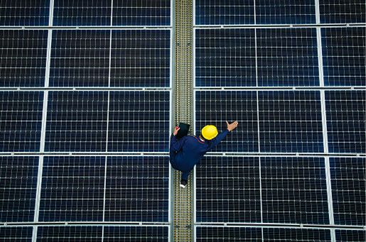 Homme qui vérifie un panneau solaire