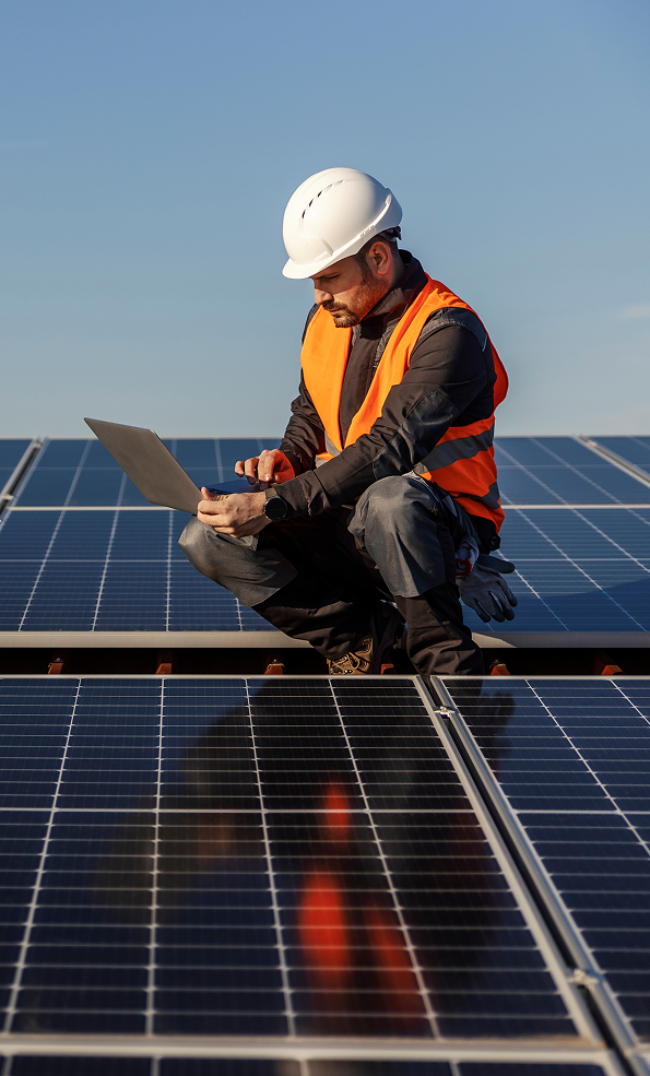 image de parking couvert avec des panneaux solaires