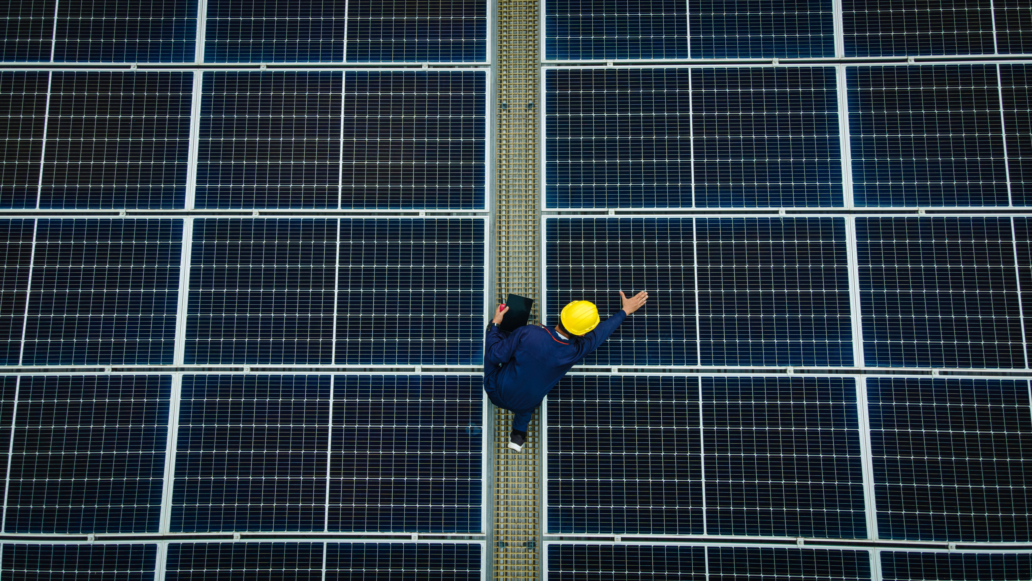 parking couvert avec des panneaux solaires