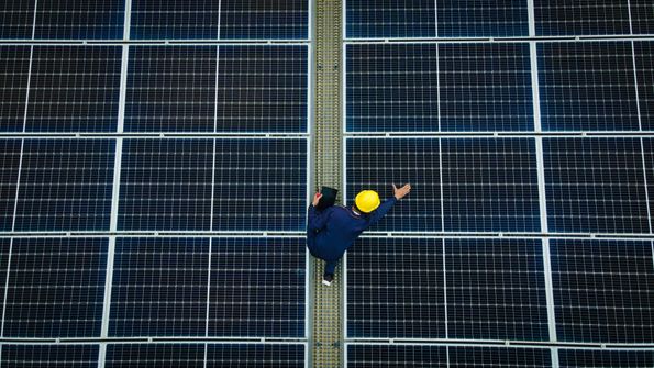 parking couvert avec des panneaux solaires