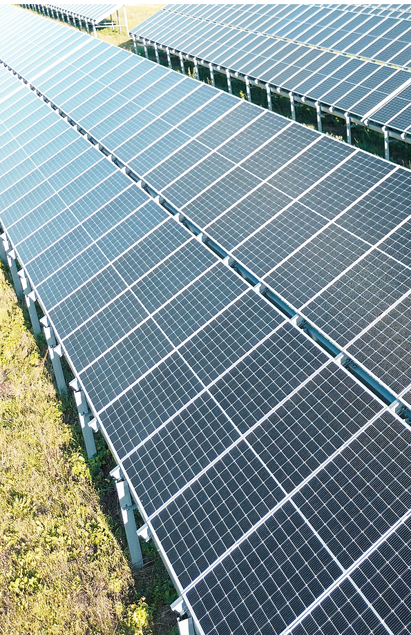 image de parking couvert avec des panneaux solaires