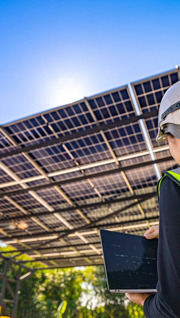 image d'ouvrier sous une ombrière
