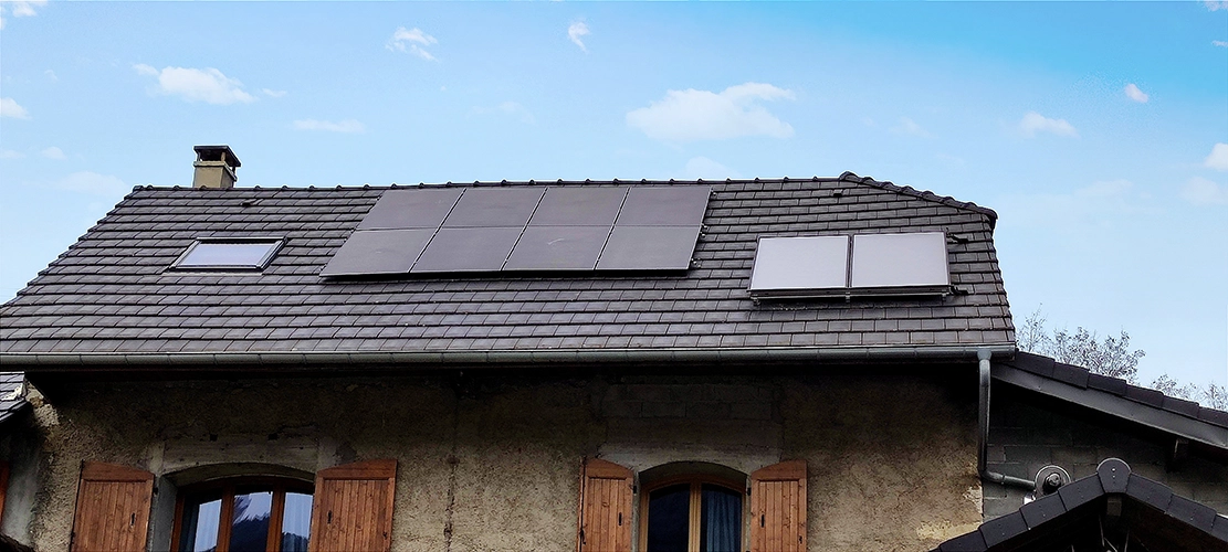 Photo d'une installation, réalisée par HéOTi Energies, de 8 panneaux photovoltaïques d'une puissance de 375Wc chacun, sur la commune de Vimines en Savoie