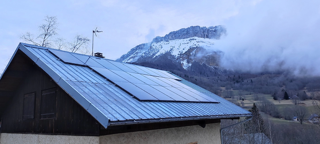 Photo d'une installation, réalisée par HéOTi Energies, de 20 panneaux photovoltaïques d'une puissance de 375Wc chacun, sur la commune de Les Desert en Savoie