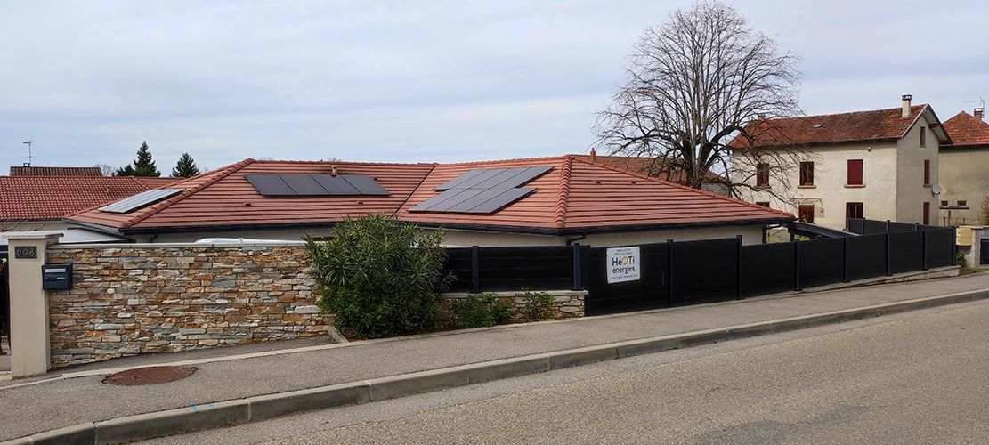 Photo d'une installation, réalisée par HéOTi Energies, de 16 panneaux photovoltaïques d'une puissance de 375Wc chacun, sur la commune de Saint Agnin sur Bion en Isère