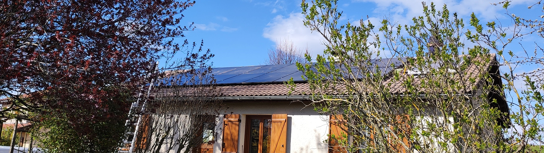 Photo d'une installation, réalisée par HéOTi Energies, de 16 panneaux photovoltaïques d'une puissance de 375Wc chacun, sur la commune des Eparres dans le département de l'Isère